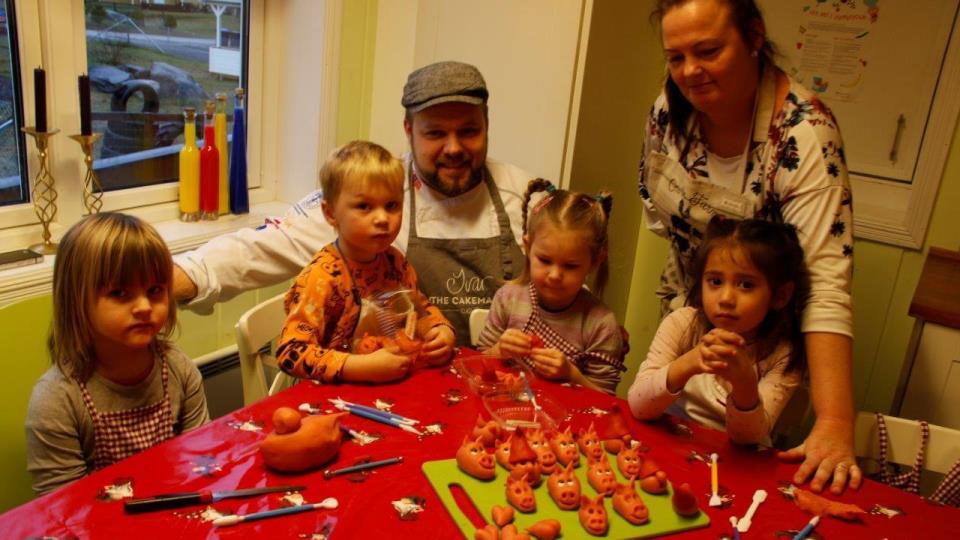 Lenke til artikkel: Ivar the Cakemaker modellerte julemarsipan med barna i Sønsterud barnehage 
