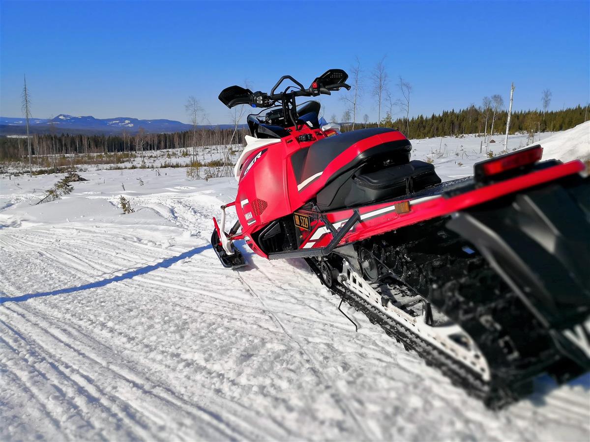 Snøscooter ute på snøføre. - Klikk for stort bilde