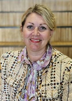 Kvinne som ser i kameraet - Klikk for stort bilde