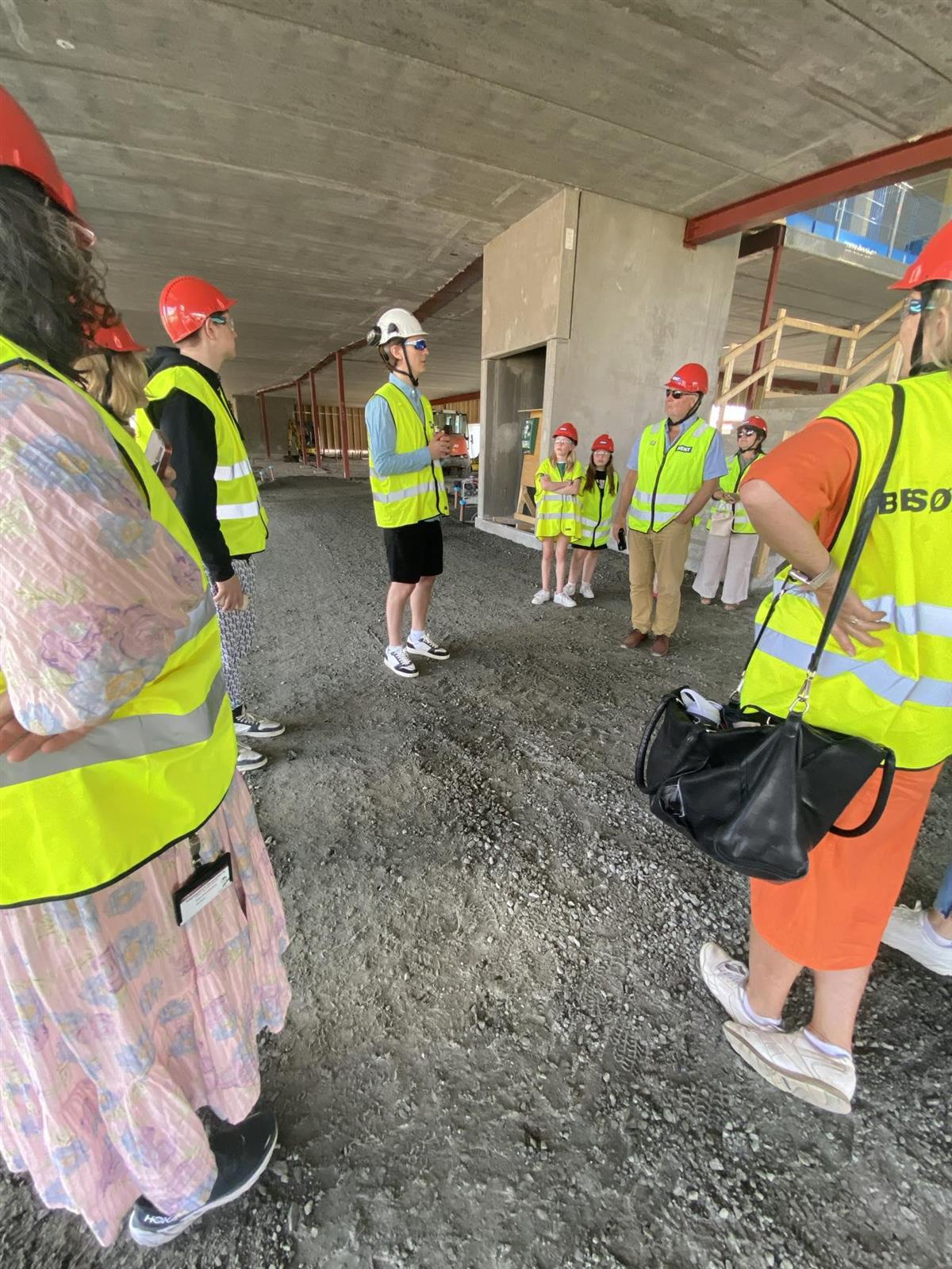Personer på omvisning på byggeplassen for Åsnes barneskole - Klikk for stort bilde