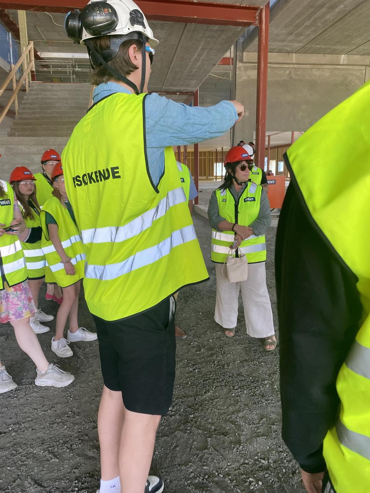 Personer på omvisning på byggeplassen for Åsnes barneskole - Klikk for stort bilde
