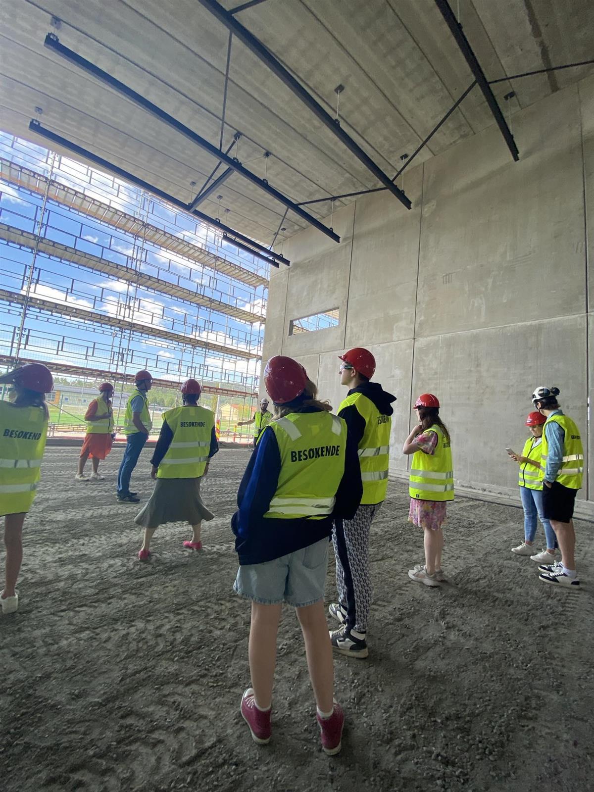 Personer på omvisning på byggeplassen for Åsnes barneskole - Klikk for stort bilde