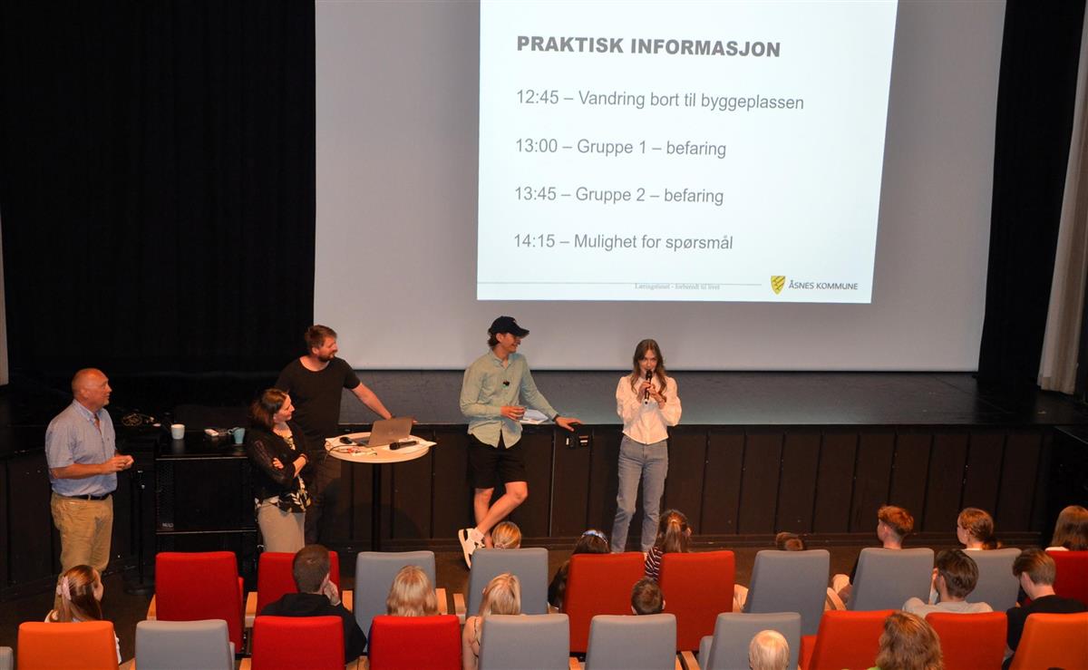 Personer på omvisning på byggeplassen for Åsnes barneskole - Klikk for stort bilde
