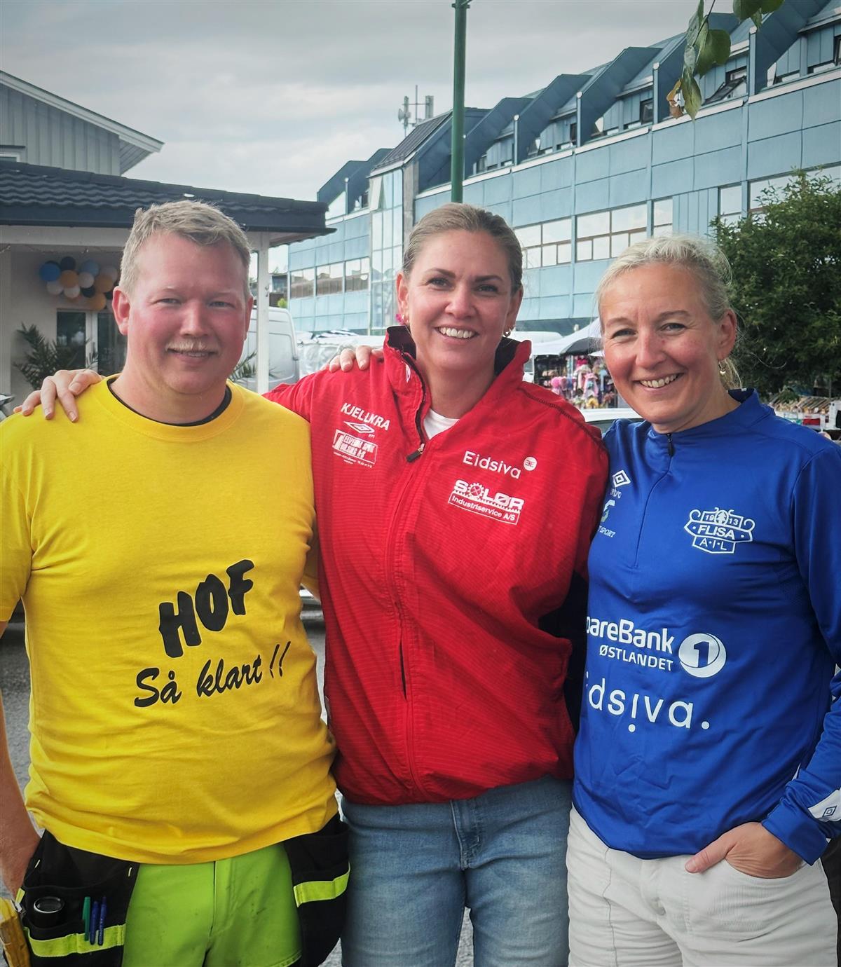 Tre personer som representerer Hof Idrettslag, Kjellmyra Idrettslag og Flisa Allianseidrettslag. - Klikk for stort bilde