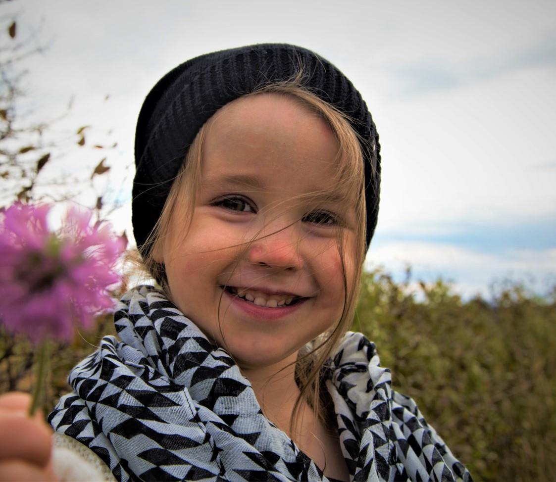 Barn som holder en blomst - Klikk for stort bilde