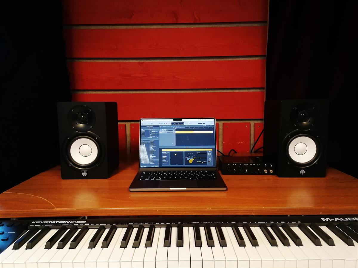Høyttalere og datamaskin bak et keyboard - Klikk for stort bilde