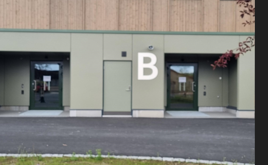Dør inn til skole - Klikk for stort bilde